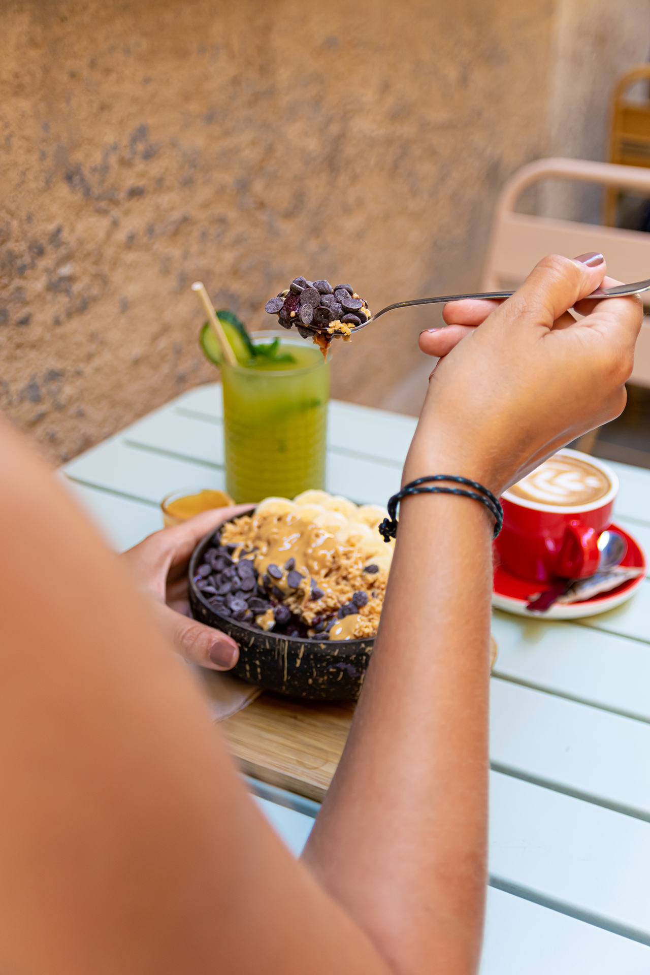persona comiendo un bowl de açaí con chocolate, combinación de chocolate y auténtico açaí de brasil en españa