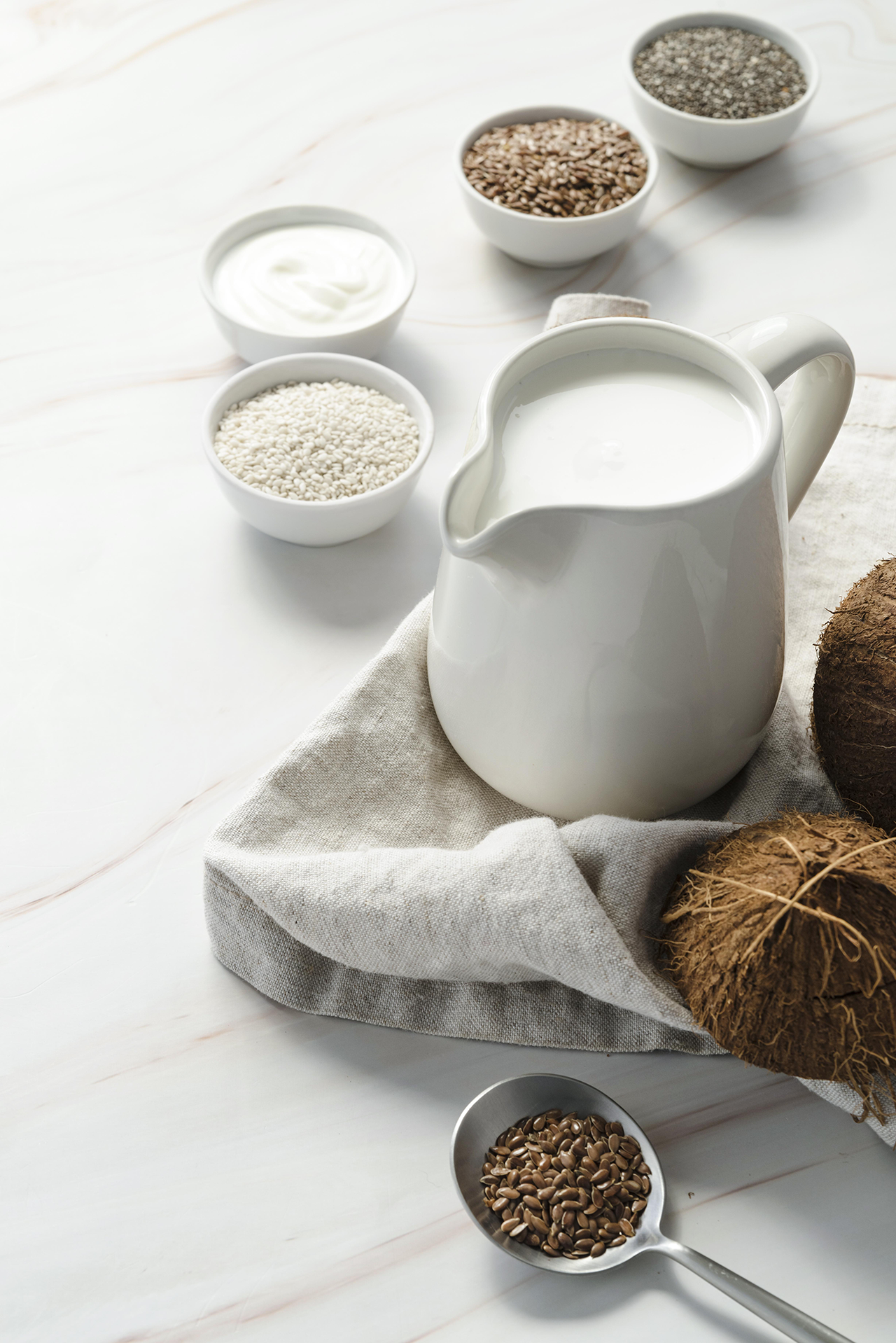 jarra de leche de coco en una mesa para servir, leches vegetales españa jarra de leche de coco en una mesa para servir, leches vegetales españa