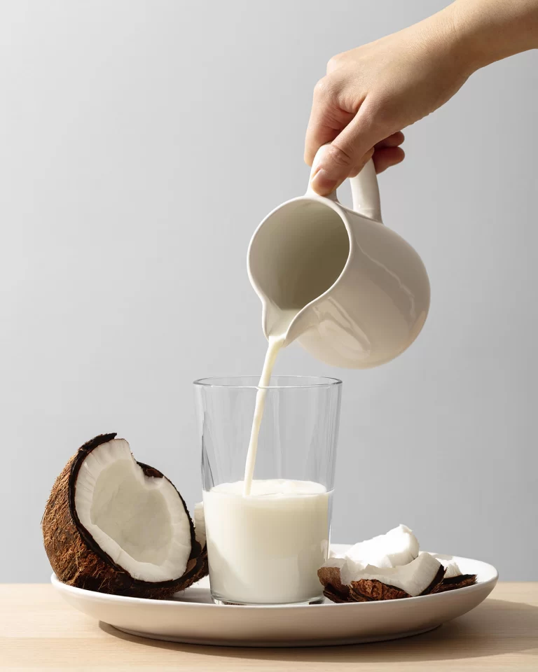 leche de coco servida desde una jarra a un vaso, leches vegetales en españa