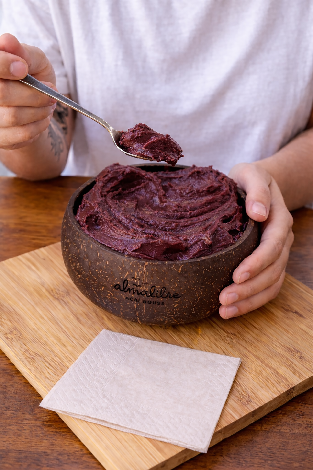 persona consumiendo un bol de açaí para el açaí y sus propiedades y beneficios para la digestión