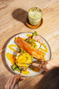 imagen de huevos Benedicto de la carta de brunch en madrid para ¿Dónde encontrar Brunch All Day en Madrid?