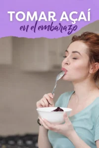 foto de una mujer embarazada tomando acai para el artículo se puede comer acai embarazada, puedo comer acai en el embarazo o si las embarazadas pueden comer acai