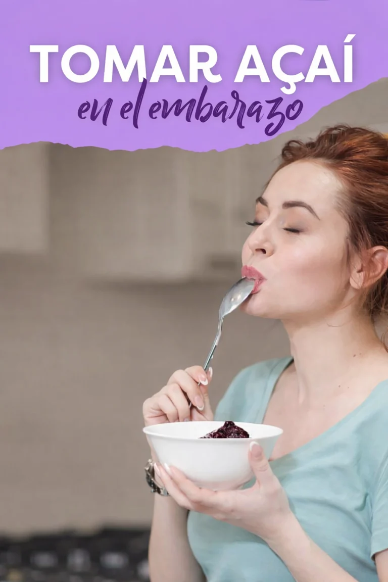 foto de una mujer embarazada tomando acai para el artículo se puede comer acai embarazada, puedo comer acai en el embarazo o si las embarazadas pueden comer acai