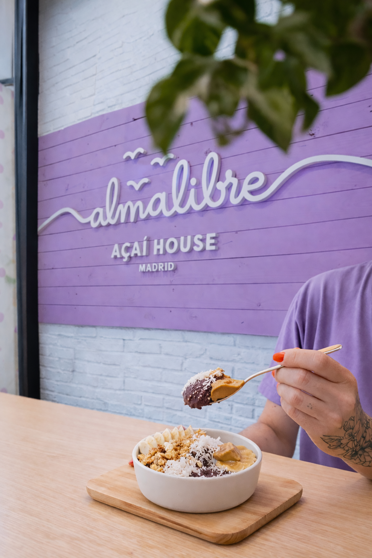 foto de persona comiendo açaí auténtico y orgánico de origen brasileño, acai brasil en madrid