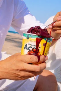 persona comiendo un sorbet de acai para El açaí en España: de tendencia fitness a imprescindible en menús saludables
