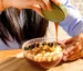 mujer comiendo un bowl de acai con toppings para Saborea el auténtico açaí de Brasil en pleno Valencia