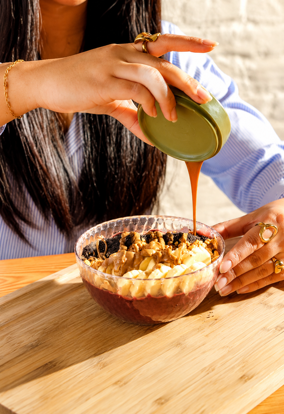 mujer comiendo un bowl de acai con toppings para Saborea el auténtico açaí de Brasil en pleno Valencia