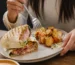 mujer comiendo comida plant based y vegana en un restaurante de españa, restaurante basado en plantas