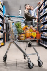 foto del sorbete de açaí almalbre en el carrito de la compra del supermercado