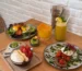 foto de un brunch en la mesa de un restaurante flexitariano en españa