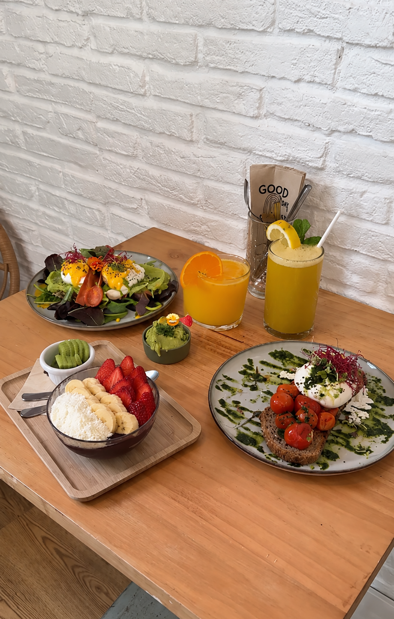 foto de un brunch en la mesa de un restaurante flexitariano en españa foto de un brunch en la mesa de un restaurante flexitariano en españa